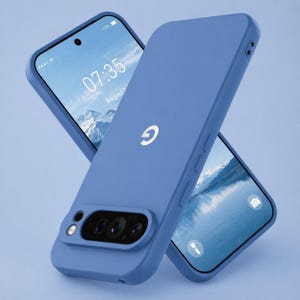 Puede incluir: Dos smartphones azules con fundas a juego. Las pantallas de los teléfonos muestran un paisaje montañoso, la hora 07:35 y la fecha 4 de agosto. Las fundas tienen un recorte para la cámara y un logotipo 'G' blanco.