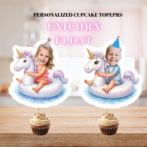 Puede incluir: Dos adornos personalizados para cupcakes con la cara de un niño en un flotador de unicornio. El texto dice PERSONALIZED CUPCAKE TOPEPRS UNICORN FLOAT. Cada adorno muestra a un niño con un gorro de fiesta sobre un unicornio blanco.