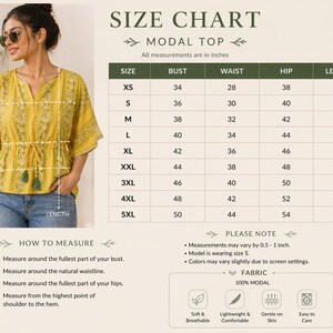 Puede incluir: Una mujer con un top modal amarillo con estampado floral, cintura con cord&oacute;n y detalles de borlas. La imagen incluye una tabla de tallas con medidas en pulgadas para busto, cintura, cadera y largo. La tela es 100% modal.