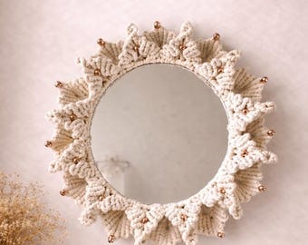 Espejo floral de macramé hecho a mano / Decoración de pared estilo boho con cuerda de algodón y cuentas doradas.