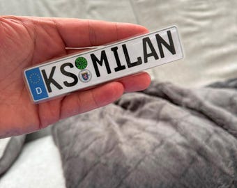 Kinderauto Kennzeichen personalisiert | Mini Nummernschild mit Wunschname, Ortskürzel, Symbol & Geburtsmonat | 1 oder 2 Stück