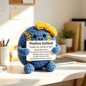 Positive häkeln Softball Plüsch, Ermutigung Schreibtischbuddy, Geschenk für Softball Spieler