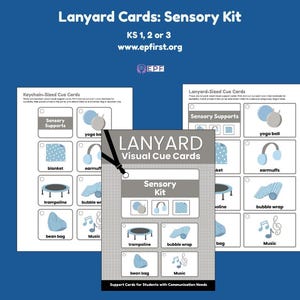 Puede incluir: Un fondo azul con tres juegos de tarjetas de señales visuales. El conjunto central es un kit de tarjetas de cordón con el texto "Sensory Kit". Los otros dos conjuntos son tarjetas de señales de llavero y de cordón con imágenes de apoyo sensorial.