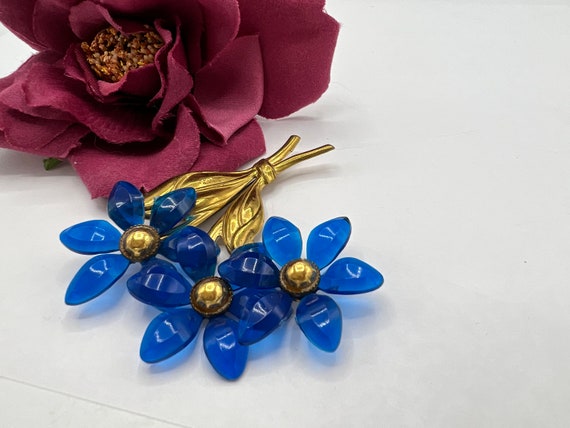 Blue Flower Brooch, Lucite Petals,  3 inches in D… - image 3