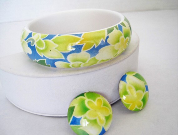 Hawaiian Floral Bangle Earrings, Yellow Blue White, Vintage Plastic Bracelet