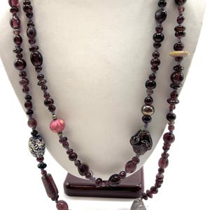 Collier vintage avec pierres précieuses violettes : un brin de 52 pouces