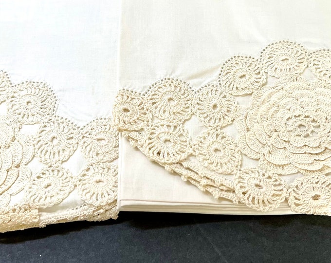 Crochet Edge Pillow Cases, Set of 2, Arched Edge Hand Crocheted, off White Vintage Pillow Cases