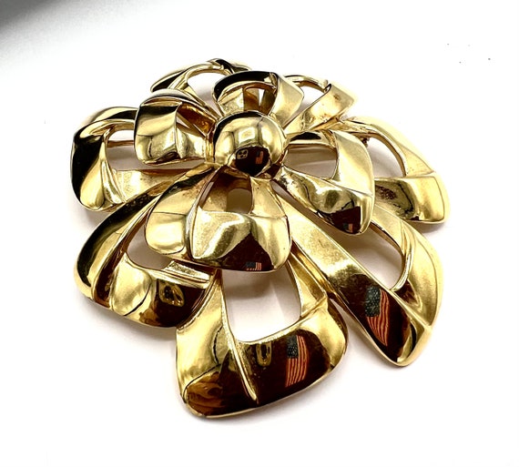 TRIFARI Gold Flower Brooch, 60's Crown Trifari, 3… - image 2