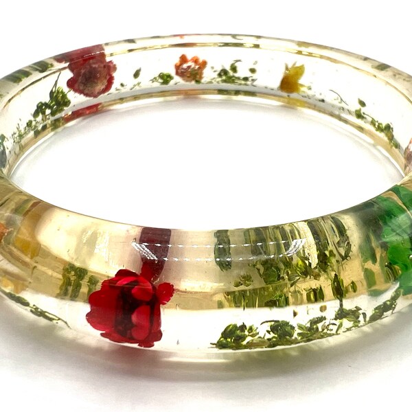 Reverse Carved Clear Lucite Bangle, Embedded Flowers , Vintage Retro Lucite, RARE Lucite Bracelet
