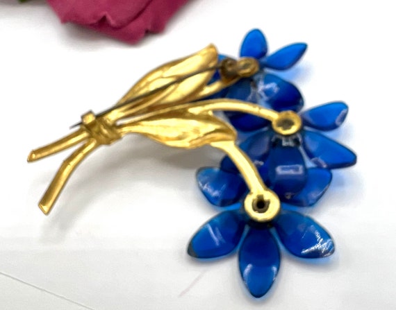 Blue Flower Brooch, Lucite Petals,  3 inches in D… - image 5
