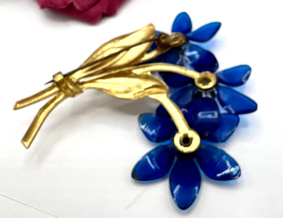 Blue Flower Brooch, Lucite Petals,  3 inches in D… - image 4