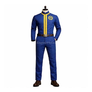 Könnte beinhalten: Blauer Overall mit gelben Akzenten, einem braunen Gürtel und braunen Schuhen. Der Overall hat einen gelben Kragen, einen vertikalen gelben Streifen auf der Vorderseite und einen runden Aufnäher mit der Nummer 111. Auf einer Schaufensterpuppe ausgestellt.