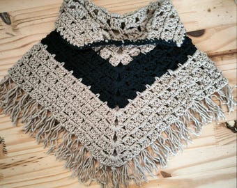 Gehaakte babyponcho, handgemaakt met een prachtige afwerking.