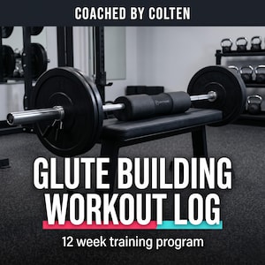 Può includere: Una panca con un bilanciere caricato con dischi neri. Un cuscinetto in schiuma nero è sul bilanciere. Il testo "COACHED BY COLTEN" è in alto. Il testo "GLUTE BUILDING WORKOUT LOG" è a grandi lettere, con "12 week training program" sotto.