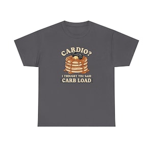 Pannkaksstack-illustration-T-shirt | "Konditionsträning? Jag trodde du sa kolhydratbelastning!"