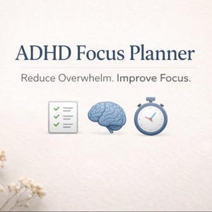 Op de afbeelding: Een set van drie keramische mokken met een gespikkelde, matte afwerking. De mokken zijn in crème, lichtgrijs en donkergrijs. Elke mok heeft een eenvoudig, minimalistisch ontwerp en een afgeronde handgreep.