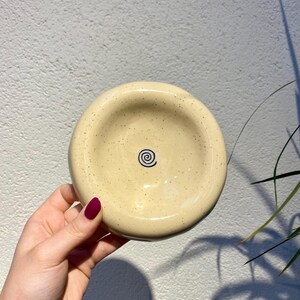 Handgemaakt bellenbord van steengoed, donutvormige keramische schaal, beige gespikkeld