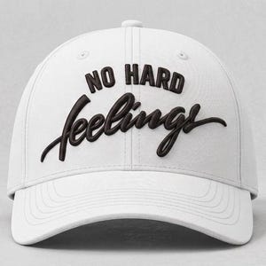 Può includere: Cappellino da baseball bianco con la scritta ricamata "NO HARD feelings" in nero. Il cappello ha una visiera curva e una vestibilità strutturata. Un accessorio casual per l'uso quotidiano.
