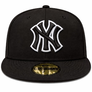Könnte beinhalten: Eine schwarze Baseballkappe mit dem Logo der New York Yankees in Weiß. Das Logo ist prominent auf der Vorderseite zu sehen. Die Kappe hat einen flachen Schirm und eine strukturierte Krone. Der Markenname "59FIFTY" ist auf dem Schirm sichtbar.