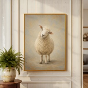 Könnte beinhalten: Ein gerahmter Kunstdruck, der ein flauschiges, cremefarbenes Schaf vor einem weichen, beigen und hellblauen Hintergrund zeigt. Das Schaf ist mittig platziert und schaut mit leicht zur Seite geneigtem Kopf direkt nach vorne.