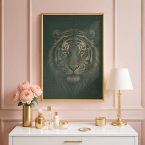 Könnte beinhalten: Ein gerahmter Kunstdruck mit einer detaillierten Illustration eines Tigerkopfes in Dunkelgrün- und Goldtönen, präsentiert in einem dünnen goldenen Rahmen. Das Kunstwerk befindet sich über einer weißen Oberfläche mit einer goldenen Lampe und einer Vase.