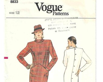 Vogue 80s Dress Pattern 8833 Größe 12 Büste 34. Locker sitzendes, gerades Kleid, Schrägrollkragen, geformte Taschen vorne, zurück zum Knöpfen.