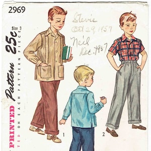 Può includere: Un modello di cucito vintage per abbigliamento da bambino. Il modello include istruzioni per realizzare una camicia e un paio di pantaloni. Il modello è stampato su uno sfondo bianco con testo nero. Il numero del modello è 2969 e il prezzo è di 25 centesimi. Il modello è per la taglia 3.