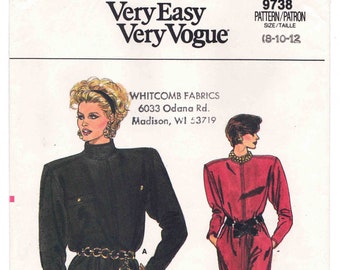 80er Jahre Sehr einfaches Vogue-Kleidermuster 9738 Ungeschnitten/FF Größen 8-10-12 Büste 31,5 - 34 Zoll. Gerades Blousonkleid, verlängerte Schultern, Taschen.