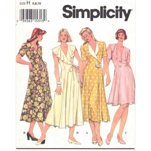 Könnte beinhalten: Simplicity Schnittmuster mit Illustrationen von vier Kleiderdesigns. Das Muster enthält ein Wickelkleid mit Blumenmuster, ein cremefarbenes Wickelkleid, ein gelbes Polka-Dot-Kleid und ein rosa Knopfdruckkleid. Die Musternummer ist 8975.