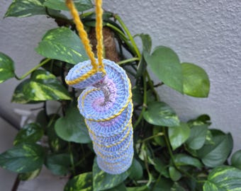 Molinillo de viento en espiral tejido a crochet en colores pastel: decoración artesanal para ventanas de balcón y jardín.