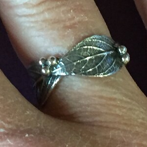 Anillo de guirnalda de hoja de hortensia con bayas ~ Banda estrecha de plata de ley con pátina ~ Joyería de artista hecha a mano ~ Botánico / Jardinero / Naturaleza / Bosque