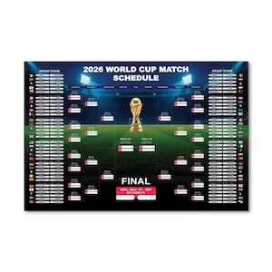 以下が含まれることがあります： 「2026 WORLD CUP MATCH SCHEDULE」のテキストが書かれたポスター。サッカー場のグラフィックの上に、金色のトロフィーと試合スケジュールが描かれています。決勝は7月19日午後3時（ET）に予定されています。