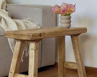 Smalle rustieke houten bank, vintage bank in hal, gezellige zitplaats in de gang