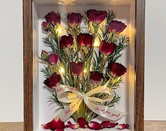 Caja expositora con ramo de rosas rojas preservadas, luces LED, marco de madera, regalo romántico.