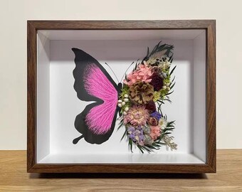 Caja decorativa con mariposa rosa y flores secas, arte floral hecho a mano para pared, regalo único para el hogar.