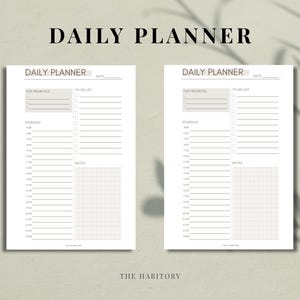 Może przedstawiać: Dwie białe strony Daily Planner na neutralnym tle. Każda strona ma sekcje na najważniejsze priorytety, listę rzeczy do zrobienia, harmonogram i notatki. Tekst "DAILY PLANNER" znajduje się u góry każdej strony. Tekst "THE HABITORY" znajduje się na dole.
