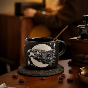 Rabe handgeschnitzte Keramiktasse, schwarze Kaffeetasse, Tiertotemgeschenk, gotische Vögel, Geburtstagsgeschenk