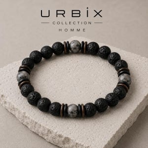 Peut inclure: Un bracelet en pierre de lave noire avec des accents gris et marron. Le bracelet présente des perles noires rondes et texturées, entrecoupées de perles grises mouchetées et d'entretoises marron. Le logo Urbix Collection Homme est en haut.