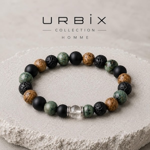 Peut inclure: Un bracelet de perles composé de perles sphériques noires, vertes et marron. Le bracelet comprend une perle cylindrique transparente et est posé sur un fond neutre. Le texte "URBIX COLLECTION HOMME" est en haut.