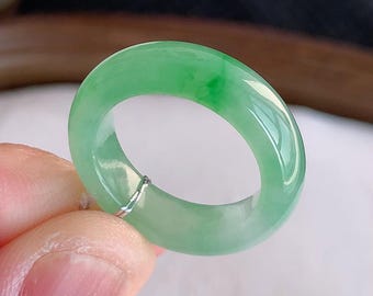 Ring aus natürlichem Jadeit der Güteklasse A, grünes burmesisches Jadeband, handgeschnitzt (US 5,5)
