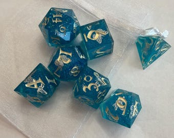 Handgemaakte blauwe en zilveren vlinderdobbelstenen met scherpe randen - complete set van 7 inch