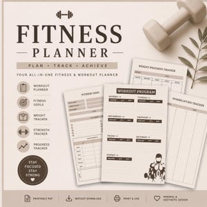 Puede incluir: Un planificador de fitness con el texto "FITNESS PLANNER" y las palabras "PLAN, TRACK, ACHIEVE". El planificador incluye secciones para programas de entrenamiento, objetivos de fitness y seguimiento de peso. Una mancuerna y hojas están en el fondo.