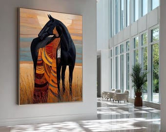 Op de afbeelding: Een grote rechthoekige wandkunstprint met een zwart paard dat naast een persoon staat die in een levendige, veelkleurige gestreepte deken is gewikkeld. De scène speelt zich af in een veld met hoog goudkleurig gras tegen een gestreepte lucht.