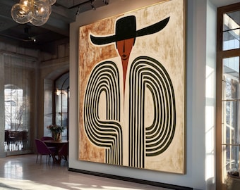 Op de afbeelding: Groot abstract schilderij met een figuur met een zwarte hoed en een witte jas met groen gestreepte details. Het kunstwerk heeft een neutraal kleurenpalet met een textuur achtergrond en wordt getoond in een modern interieur.