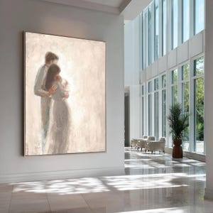 Könnte beinhalten: Ein großes rechteckiges Wandgemälde mit einer impressionistischen Darstellung zweier sich umarmender Figuren. Das Kunstwerk verwendet eine weiche, neutrale Farbpalette aus Creme-, Beige- und Hellbrauntönen mit sichtbaren Pinselstrichen.