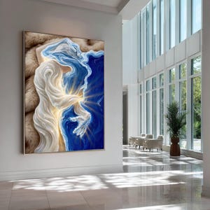 Puede incluir: Una gran pieza de arte mural rectangular que presenta una composición abstracta de formas arremolinadas blancas y azul profundo. El diseño incorpora patrones texturizados en forma de olas que convergen en el centro con un efecto de luz dorada.