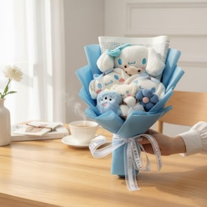 Peut inclure: Un bouquet de peluches enveloppé dans du papier bleu et noué avec un ruban. Le bouquet comprend des animaux en peluche blancs et bleus, une fleur bleue et une petite créature bleue. Le ruban porte l'inscription "JUST FOR YOU".