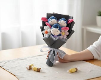 Bouquet di peluche di Eeyore - Composizione floreale a forma di cartone animato realizzata a mano con fiori artificiali