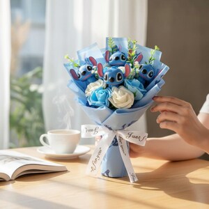 Pu&ograve; includere: Un bouquet con peluche blu di Stitch, rose artificiali blu e bianche e verde, avvolto in carta blu e legato con un nastro bianco. Il nastro riporta la scritta "Just for you".