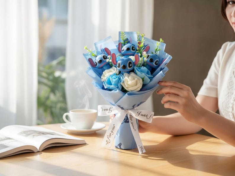 Pu&ograve; includere: Un bouquet con peluche blu di Stitch, rose artificiali blu e bianche e verde, avvolto in carta blu e legato con un nastro bianco. Il nastro riporta la scritta "Just for you".